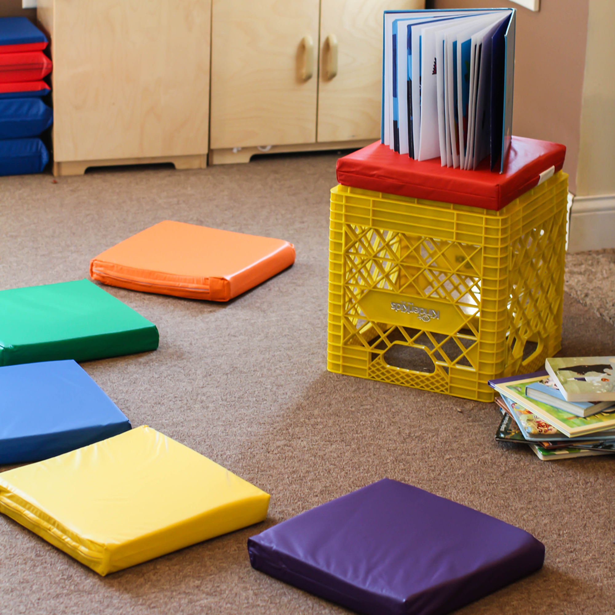 KINDERCRATE WITH 6 SQUARE KINDERCUSHIONS